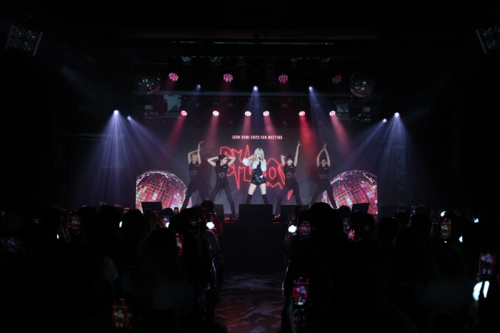 Jeon Somi Throws a Colorful ‘CHAOS’ Party with Fans at Seoul Fan Meeting