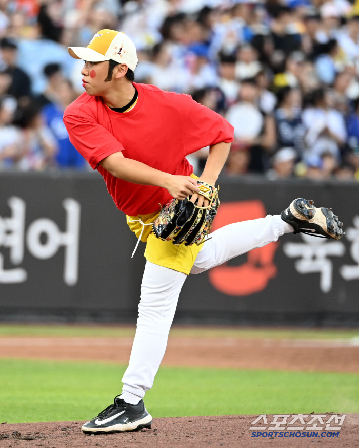 Mr. Zero's straight walk? There's no player to come up, but the hidden meaning of Yum Liang, who excluded Park Myung-geun from the first team on Sunday, is 