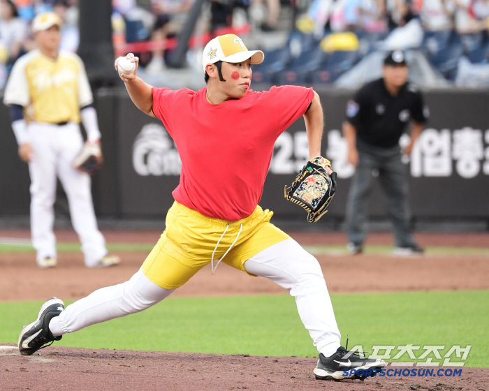 Mr. Zero's straight walk? There's no player to come up, but the hidden meaning of Yum Liang, who excluded Park Myung-geun from the first team on Sunday, is 