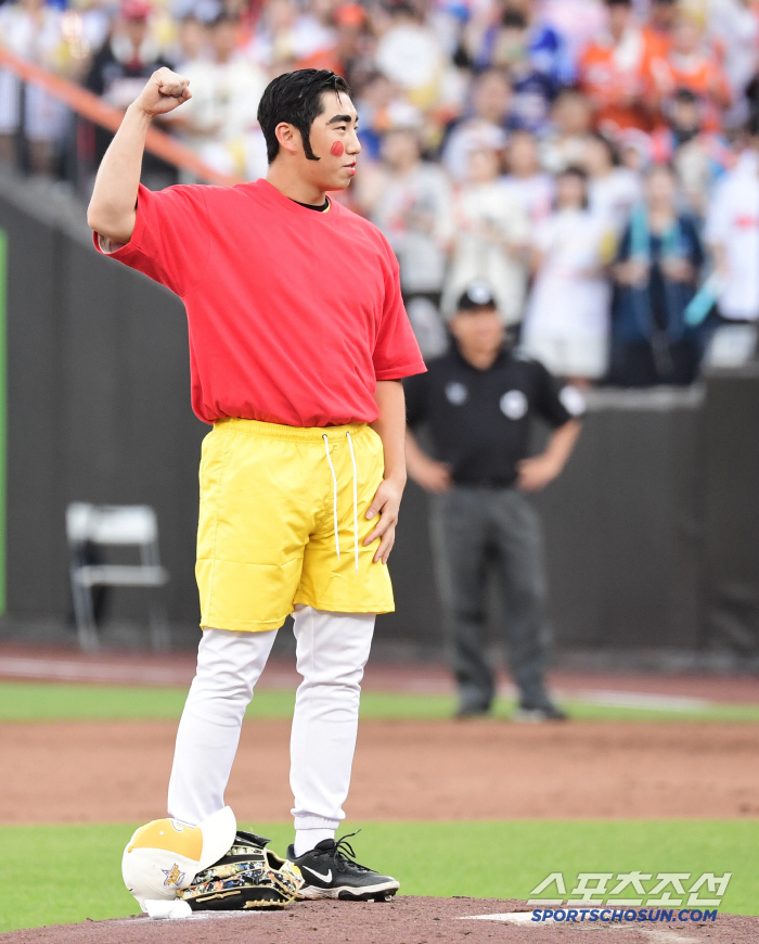 Mr. Zero's straight walk? There's no player to come up, but the hidden meaning of Yum Liang, who excluded Park Myung-geun from the first team on Sunday, is 