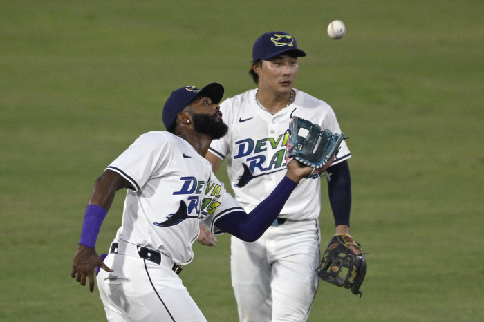 Now it seems like it's worth 13 million dollars. Kim Ha-sung's first multi-hit  perfect air defense led to the upset victory in Tampa Bay