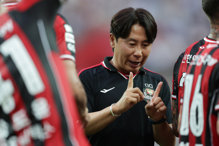  Kim Ki-dong seems to be more excited about the compliment of Lingard, the coach who shook off the eight-year-old Ulsan jinx an explosion of smiles