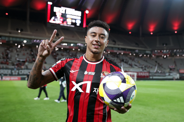  Kim Ki-dong seems to be more excited about the compliment of Lingard, the coach who shook off the eight-year-old Ulsan jinx an explosion of smiles