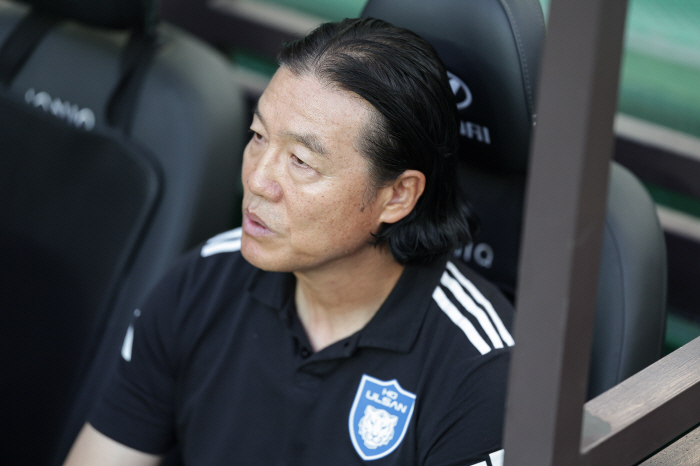  Ulsan coach Kim Pan-gon sheds tears again. Need time → Expect a threatening look