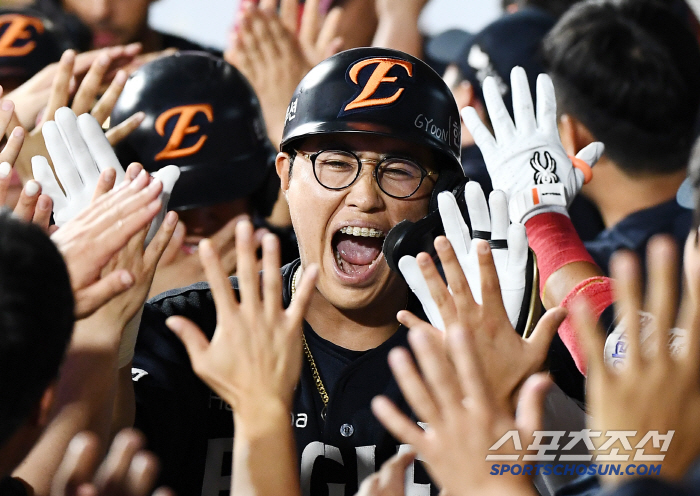  Chae Eun-sung explodes with a wedge full base in the ninth inning
