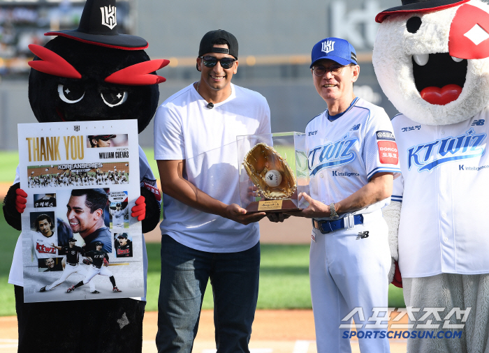  Cuevas Farewell Ceremony, Golden Gloves Presented by Director Lee Kang-chul