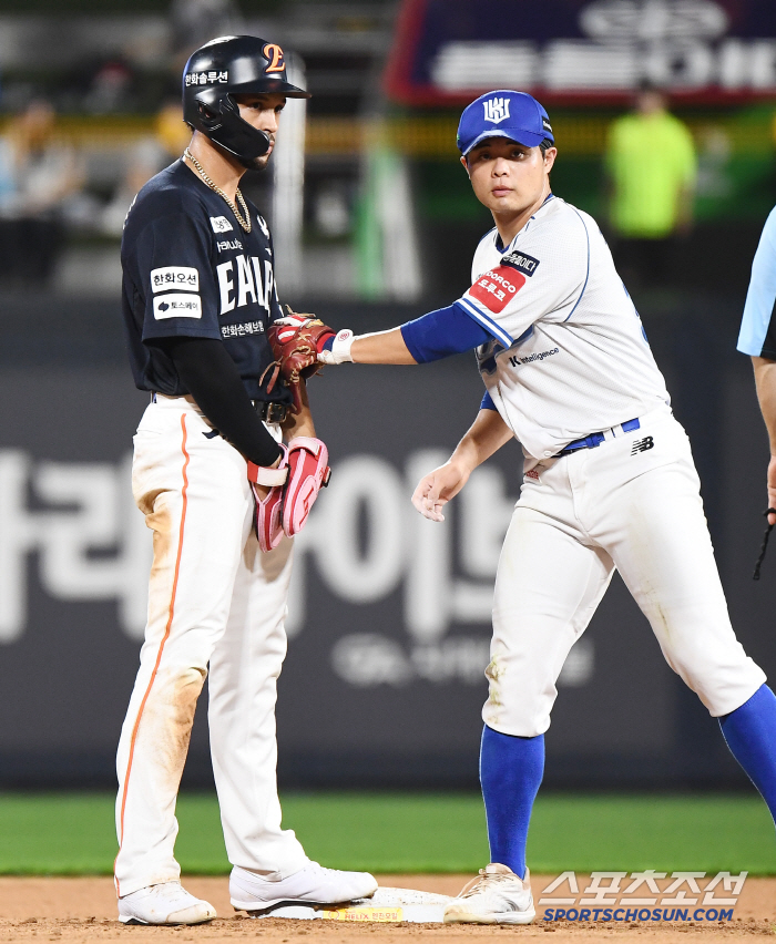  KWON DONG JIN didn't tag a reverse double play