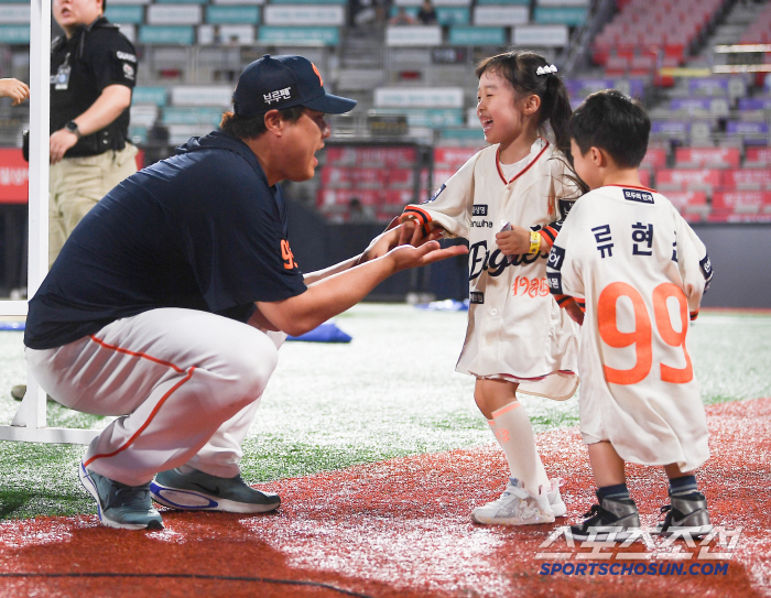  Winning pitcher Ryu Hyun-jin enjoys joy with his children