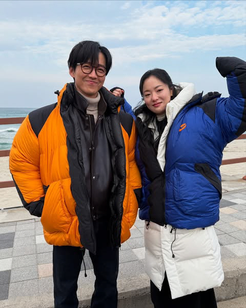  'Our Movie' Nam Goong-min, wearing a tuxedo, and two shots in front of the Blue Dragon Trophy with Jeon Yeo-bin, 'True Ending.'