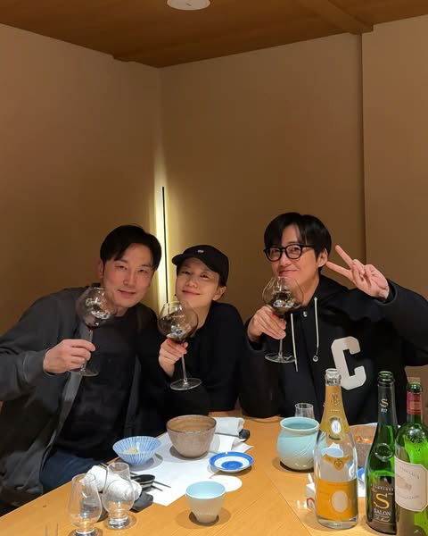  'Our Movie' Nam Goong-min, wearing a tuxedo, and two shots in front of the Blue Dragon Trophy with Jeon Yeo-bin, 'True Ending.'