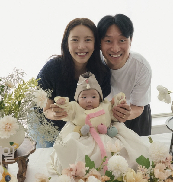 Son Dambi ♥ Lee Gyu-hyuk's daughter, wearing two gold rings, and a splendid 100-day party, I hope you grow up healthy