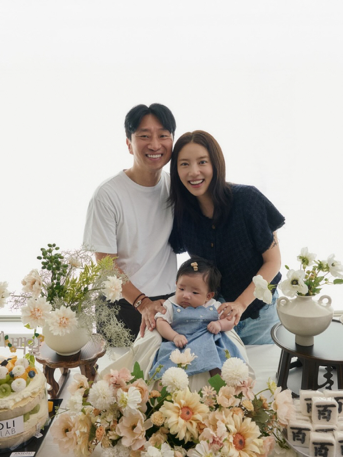 Son Dambi ♥ Lee Gyu-hyuk's daughter, wearing two gold rings, and a splendid 100-day party, I hope you grow up healthy