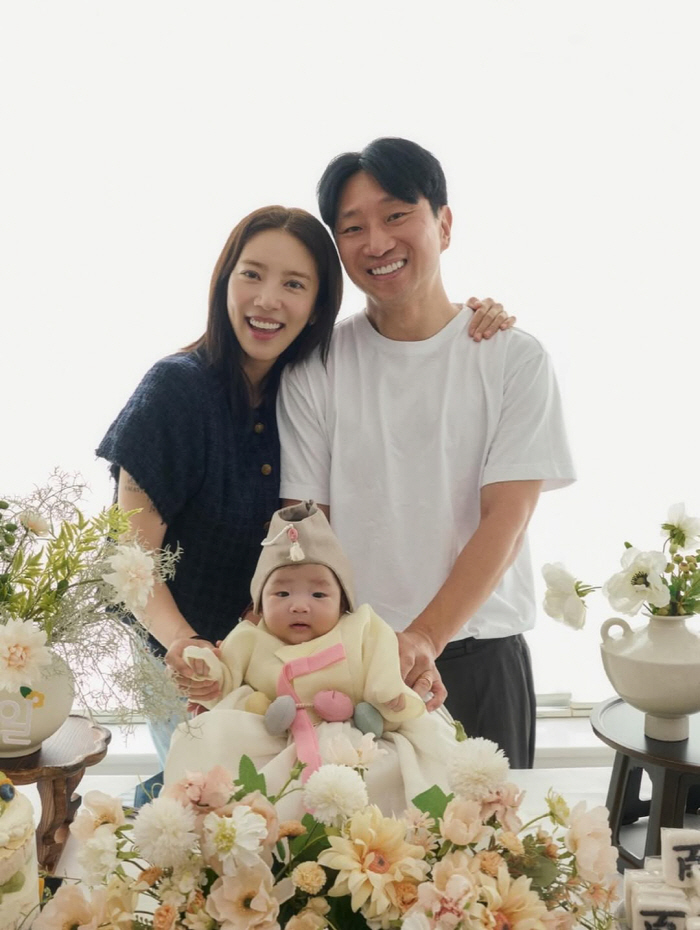 Son Dambi ♥ Lee Gyu-hyuk's daughter, wearing two gold rings, and a splendid 100-day party, I hope you grow up healthy
