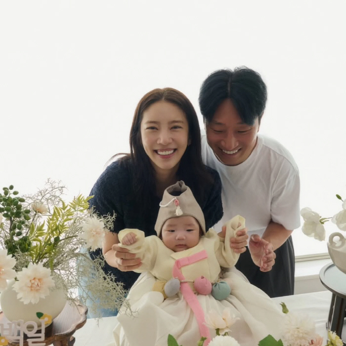 Son Dambi ♥ Lee Gyu-hyuk's daughter, wearing two gold rings, and a splendid 100-day party, I hope you grow up healthy