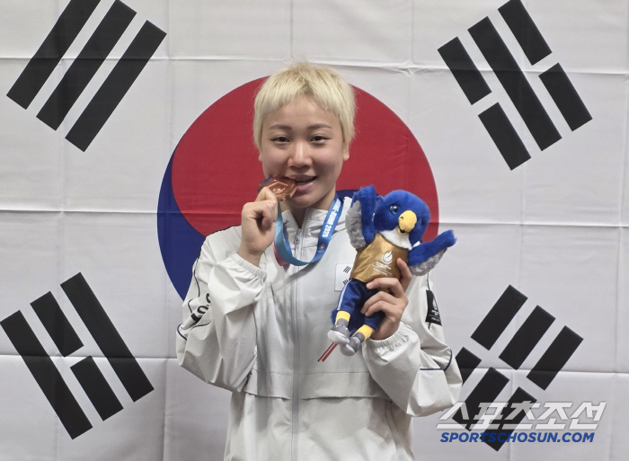 Undaunted Backing Genius Lee Eun-ji, a 25-year-old student at Sejong University, did it!LINE LUR U competition! Hanshin's 200m feat! Let's go for a multi-medal for the 100m backstroke!