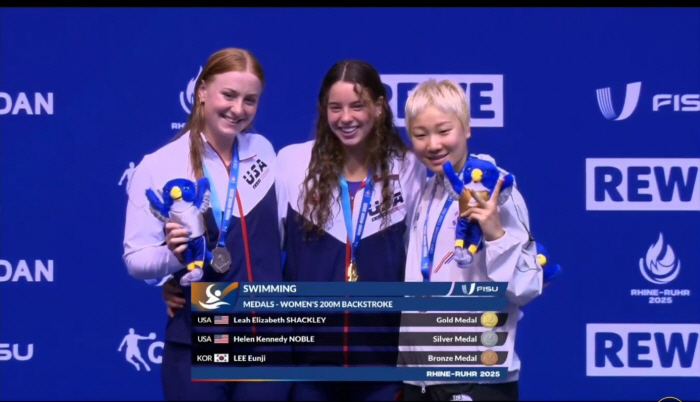 19-year-old backstroke genius, did it again! Sejong University's 25th class student Eun-ji also succeeded in multi-medal in the 100m backstroke 