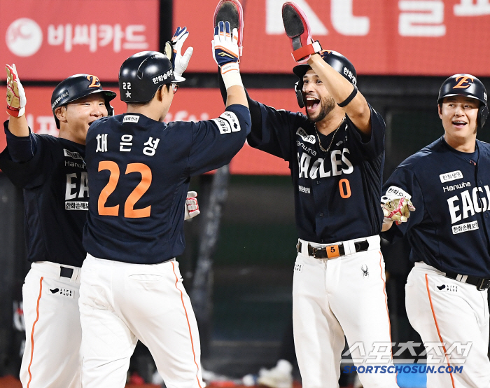 After shouting for a grand slam, the six-at-bats, no-hit natural enemy relationship has been settled! It's like Captain's presence