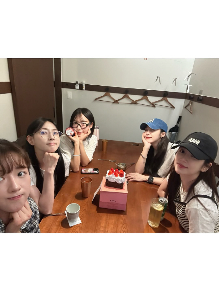 Apink's feud is also...Oh Ha Young's birthday party without Son Na Eun. 