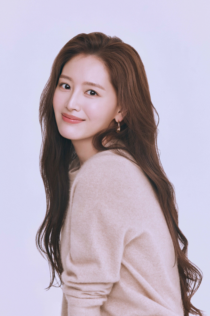 Kim Jae-kyung's First Profile of Marriage...He's full of mature charms