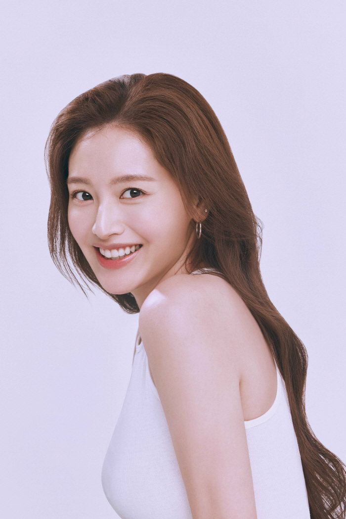 Kim Jae-kyung's First Profile of Marriage...He's full of mature charms