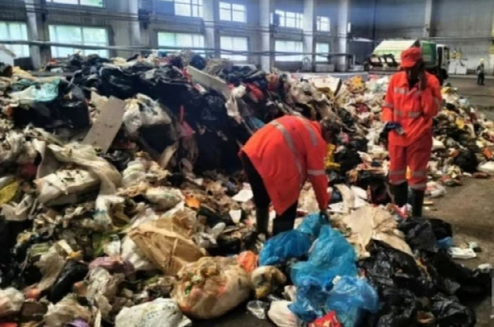 Looking for a tourist's smartwatch... Controversy over a sanitation worker who trailed 8 tons of garbage in the heat