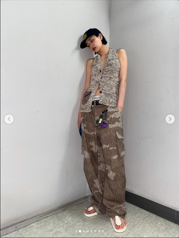 Nana, who revealed her back and exposed her underwear, looks like an older sister