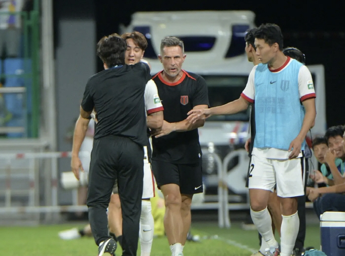 Curse words to your family. I won't let you go!→They were immediately arrested by the public security and announced the principle of zero tolerance for Chinese soccer and malicious fan culture