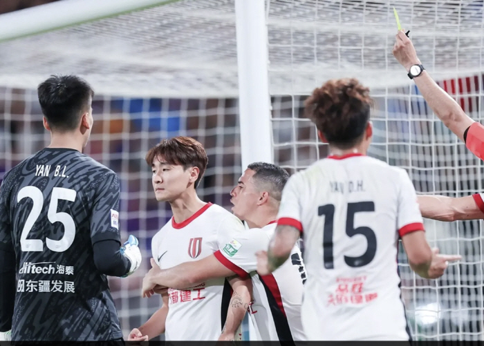 Curse words to your family. I won't let you go!→They were immediately arrested by the public security and announced the principle of zero tolerance for Chinese soccer and malicious fan culture