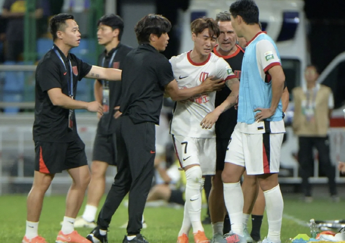 Curse words to your family. I won't let you go!→They were immediately arrested by the public security and announced the principle of zero tolerance for Chinese soccer and malicious fan culture