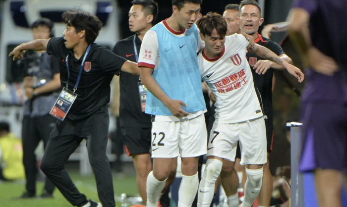Curse words to your family. I won't let you go!→They were immediately arrested by the public security and announced the principle of zero tolerance for Chinese soccer and malicious fan culture