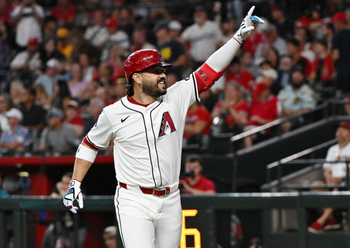 Oh no! NL home run leader has changed, ARI giant Suarez 3435 consecutive at-bats exploded as Ohtani hit 34