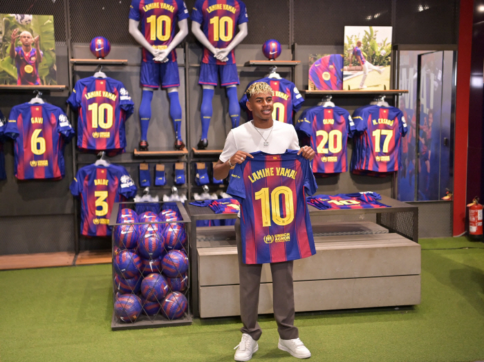 Rashford is really coming to Korea. He will face his old best friend Lingard...Arrives at the airport ahead of joining Barcelona → Give up 15% of salary