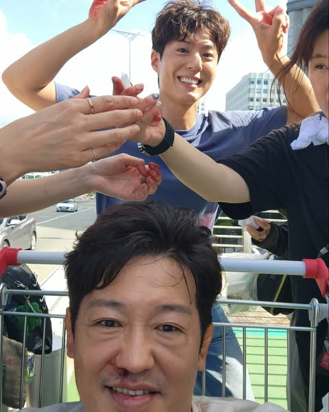  Bloody Sung-tae, riding a cart with Park Bo-gum and 'true chemistry' selfie...'Good bye, good boy'