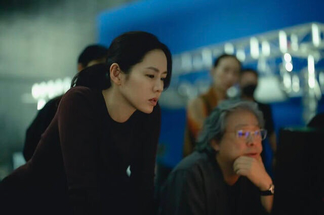  Son Yejin, who revealed the set of 'I Can't Help It', works hard on her beauty...The visual that Park Chanwook also fell in love with
