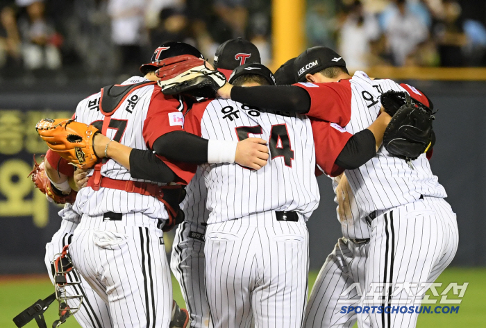 Since Yoo Young-chan is a pinch-hitter instead of a batting average of 0.410 with no outs and runners on second base, he has a certain one-point selection. 