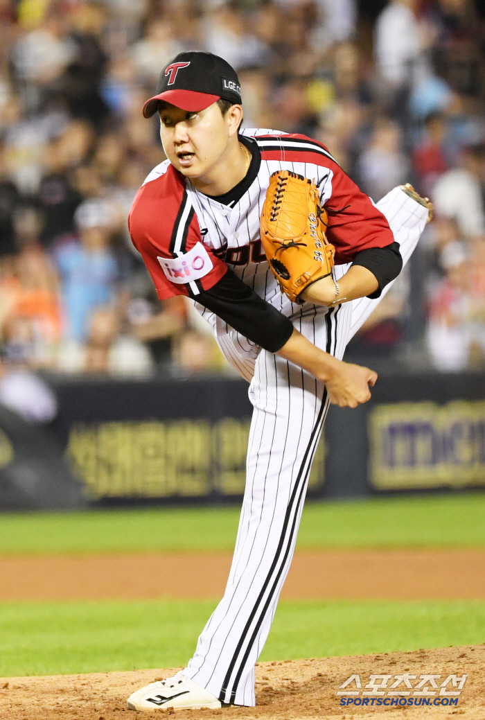 Since Yoo Young-chan is a pinch-hitter instead of a batting average of 0.410 with no outs and runners on second base, he has a certain one-point selection. 