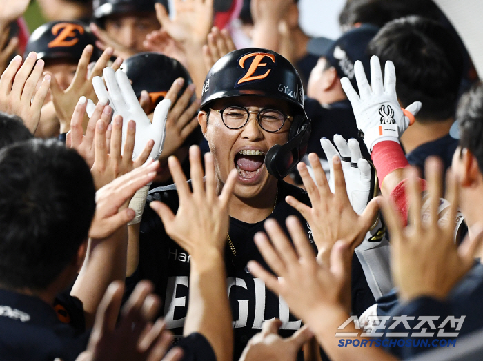 We won with a strong attack...You're No. 1 in Team ERA, and even the batters are exploding? It's my second nine-game winning streak of the season