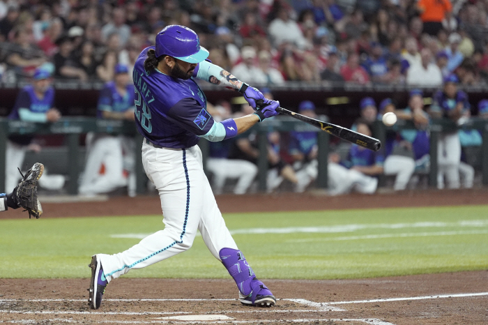 90% chance of trade. If you come to SF, the perfect home run king will sell it in ArizonaThree consecutive multi-homer strength in the last three consecutive games