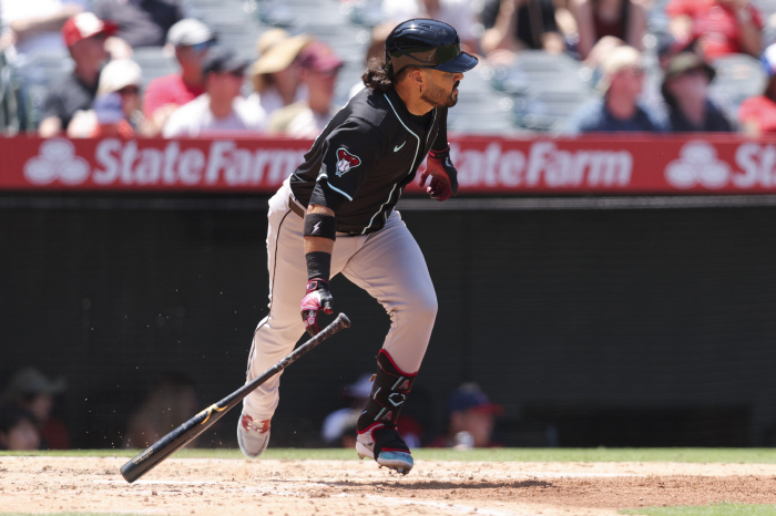 90% chance of trade. If you come to SF, the perfect home run king will sell it in ArizonaThree consecutive multi-homer strength in the last three consecutive games
