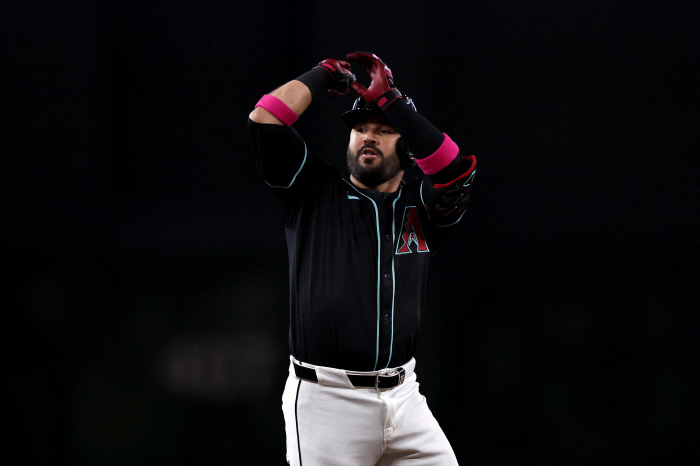90% chance of trade. If you come to SF, the perfect home run king will sell it in ArizonaThree consecutive multi-homer strength in the last three consecutive games