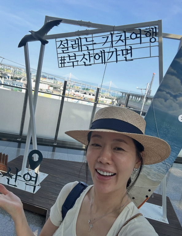 Canadian director Ahn Sun-young appeals by pressing the KTX emergency bell during his domestic trip