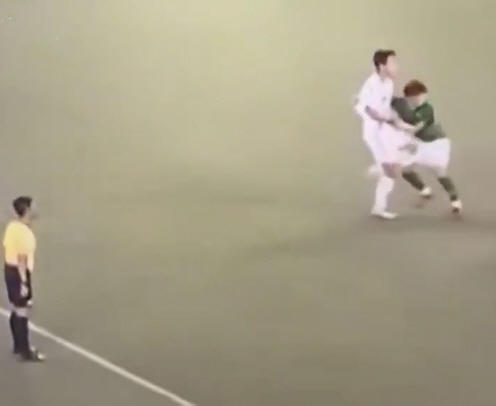 Horrible! Go and do some martial arts → This is not soccer. Soccer fans are angry at the national soccer kick! Criticize by suspending business immediately