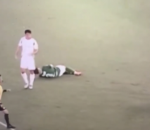 Horrible! Go and do some martial arts → This is not soccer. Soccer fans are angry at the national soccer kick! Criticize by suspending business immediately