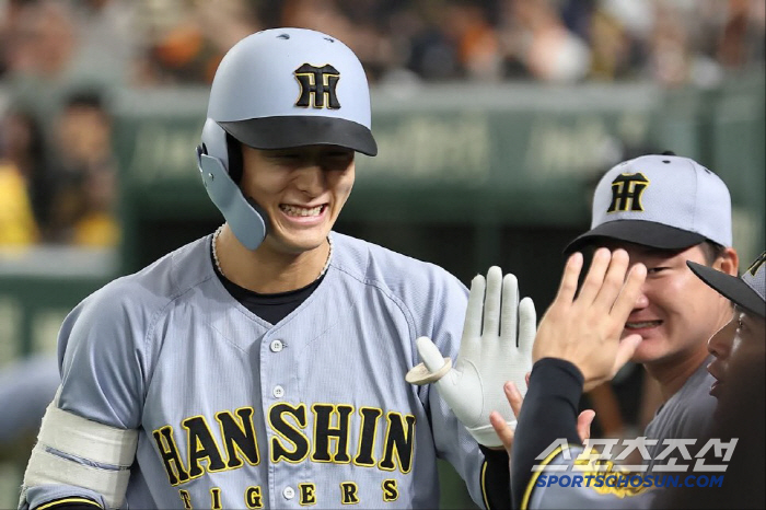 It's surprising and confusing. I hit two home runs in six years, three home runs in two games, and the player himself was surprised by the surprise power home run party 