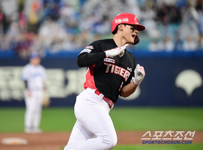 Nothing unusual. The OK sign appeared on Kim Do-young with a hamstring injury. Starting from tomorrow, normal training such as running and T batting starts.Ona in August of KIA Madness