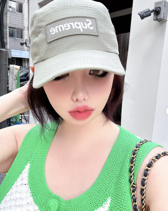 Park Bom intentionally painted black under her eyes and didn't use a filter to reveal her confidence
