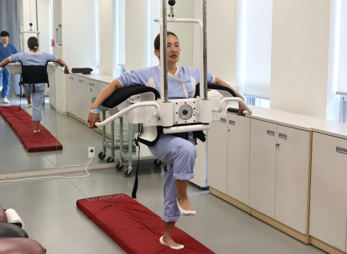 A patient with crutches walked on his own for 14 years...Jaseng Oriental Medicine Hospital Invites Mongolian Patients to Sharing Medicine 11 Years ago