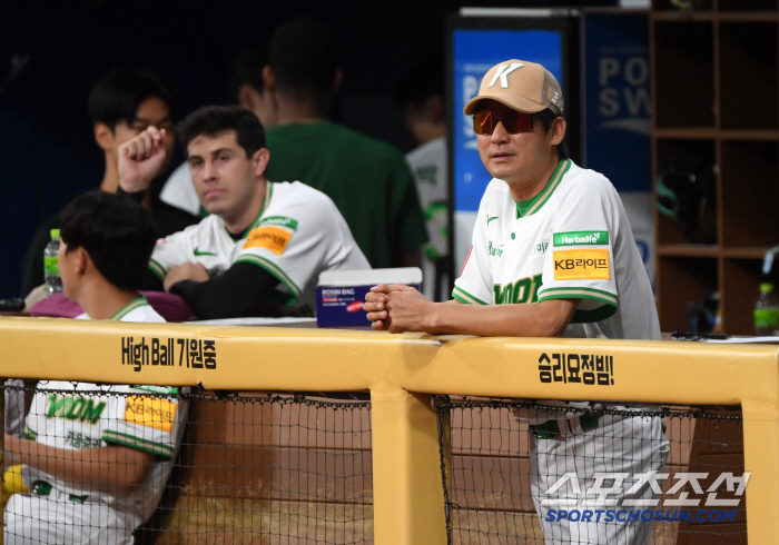  Acting coach Seol Jong-jin preparing for the game