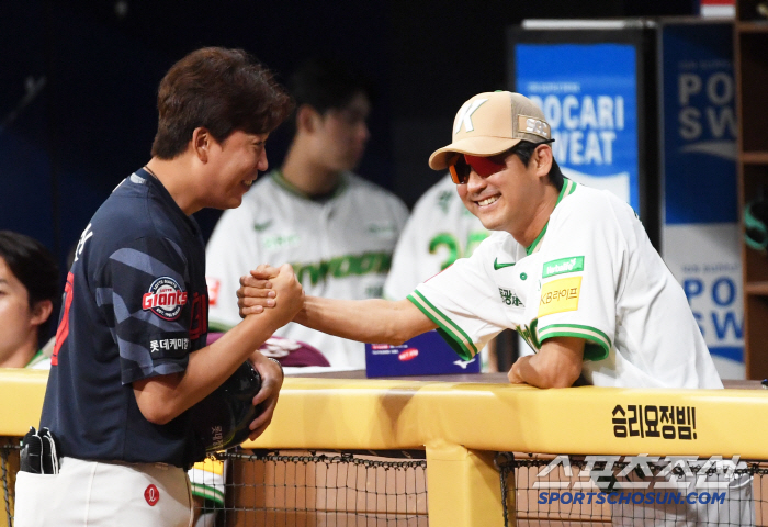  Acting director Seol Jong-jin says hello with a smile