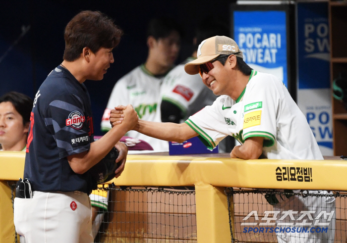  Acting director Seol Jong Jin's smile